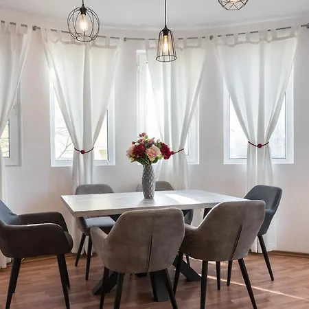 Daire White Elegance Center